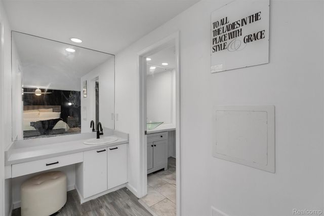 7406 Pebble pt, West Bloomfield Charter Township, MI 48322