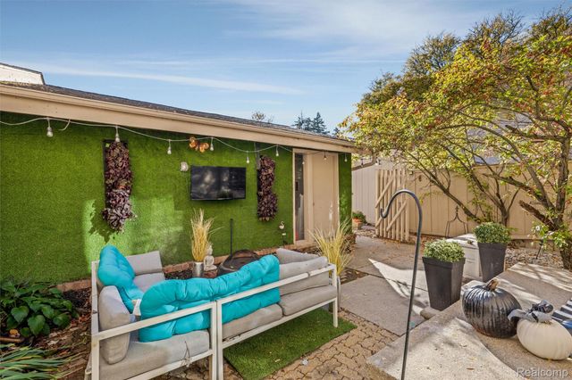 7406 Pebble pt, West Bloomfield Charter Township, MI 48322