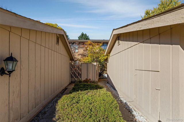 7406 Pebble pt, West Bloomfield Charter Township, MI 48322