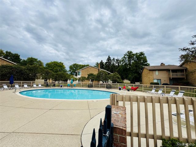 7406 Pebble pt, West Bloomfield Charter Township, MI 48322