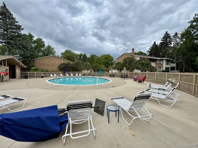 7406 Pebble pt, West Bloomfield Charter Township, MI 48322