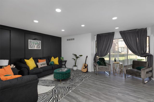 7406 Pebble pt, West Bloomfield Charter Township, MI 48322