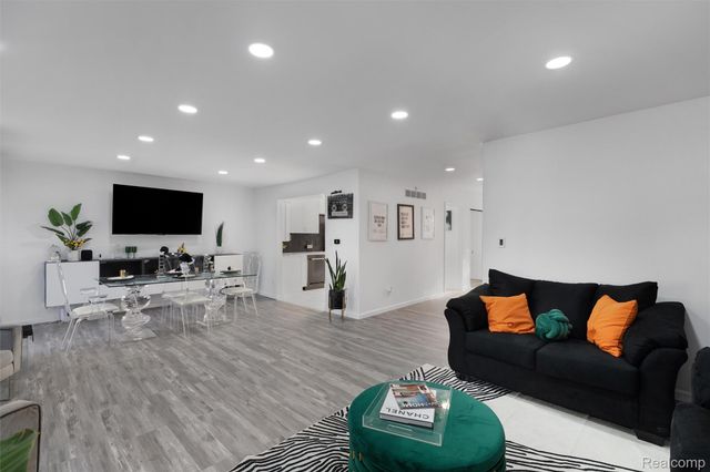 7406 Pebble pt, West Bloomfield Charter Township, MI 48322