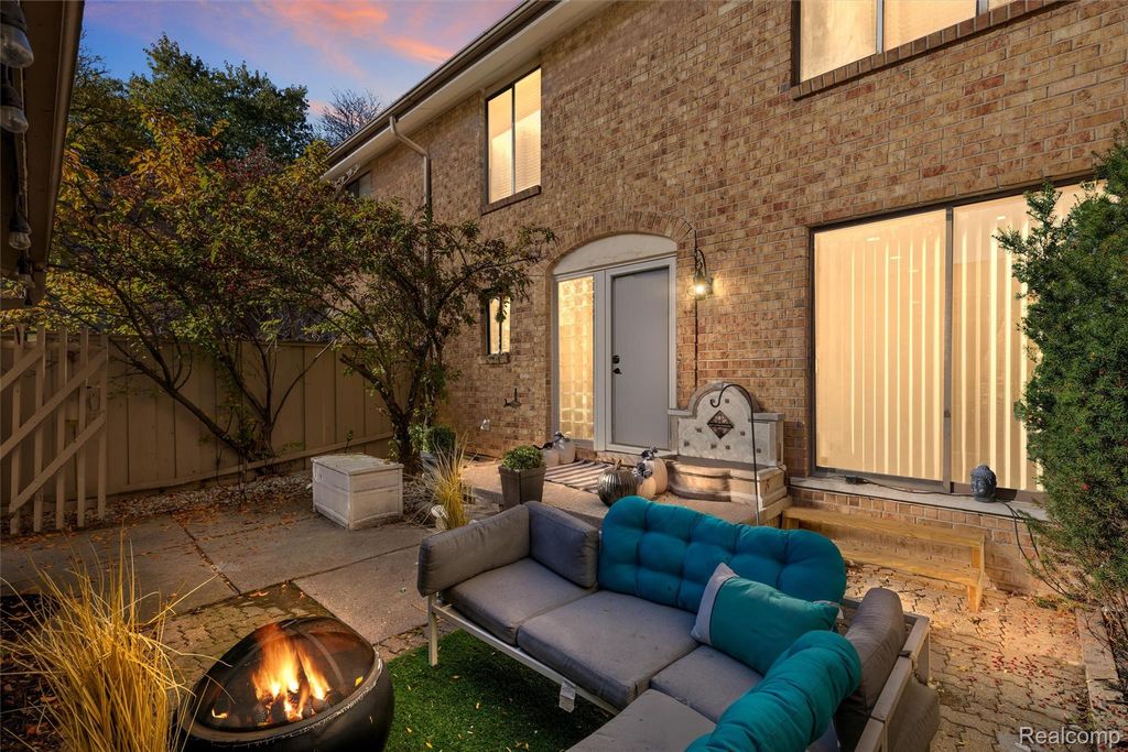 7406 Pebble pt, West Bloomfield Charter Township, MI 48322