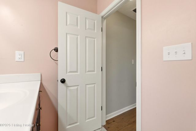 812 Goullon Ct, Louisville, KY 40204