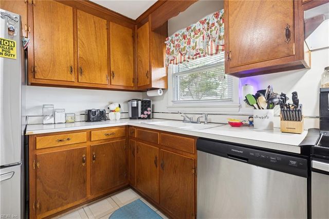 176 Hawthorne DR, Newport News, VA 23602