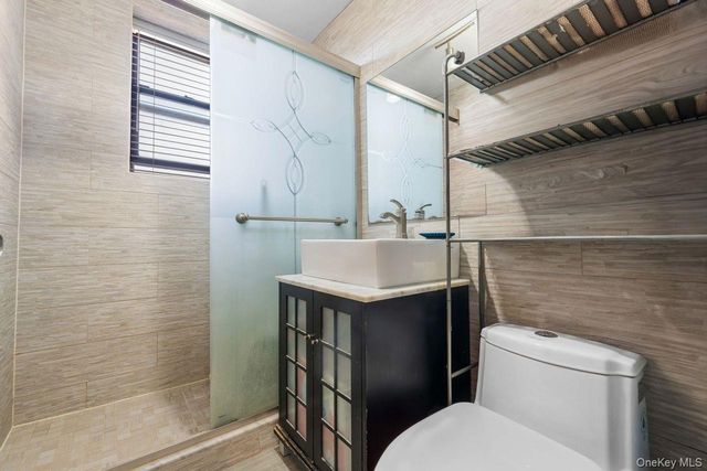 21519 48th Avenue 2E, Oakland Gardens, NY 11364