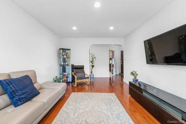 21519 48th Avenue 2E, Oakland Gardens, NY 11364