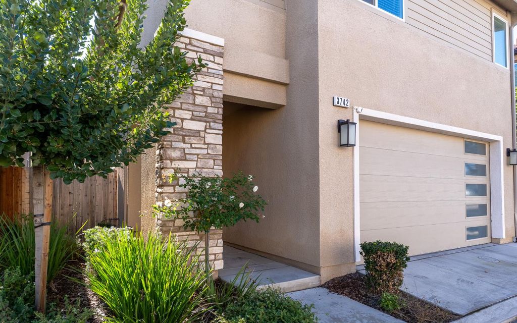 Image 2 of property listing at 3742 Longford Way, Clovis, CA 93619