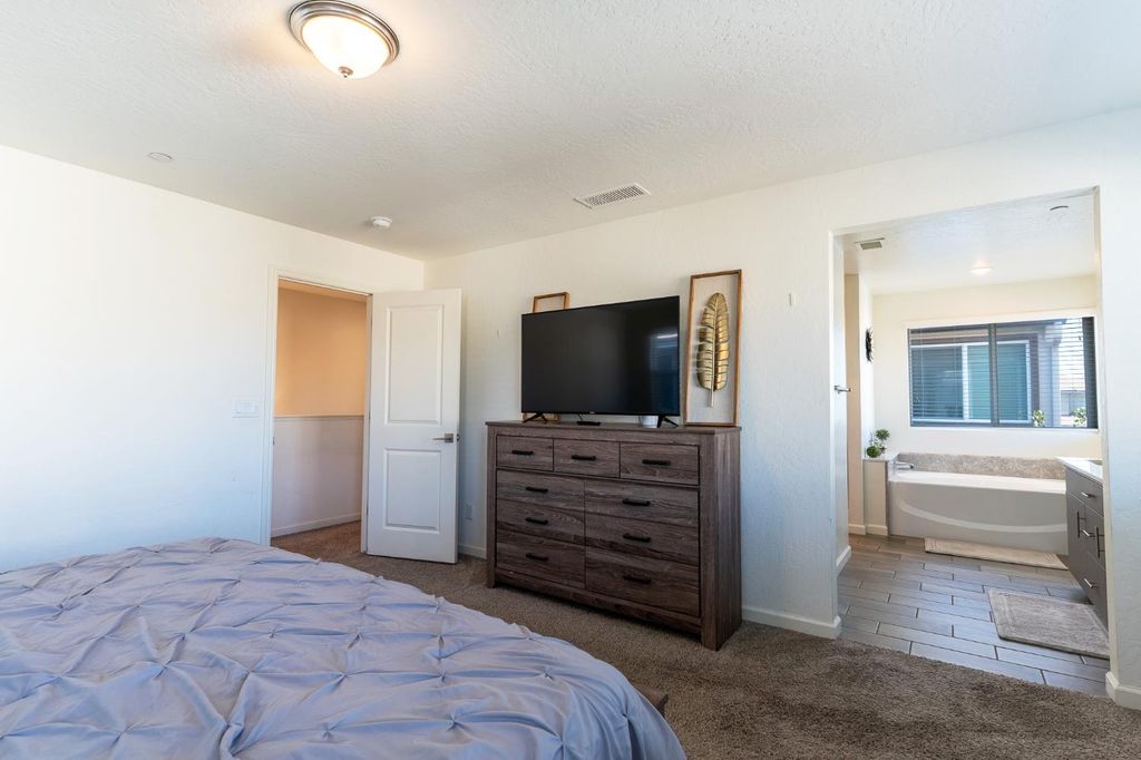 Image 21 of property listing at 3742 Longford Way, Clovis, CA 93619