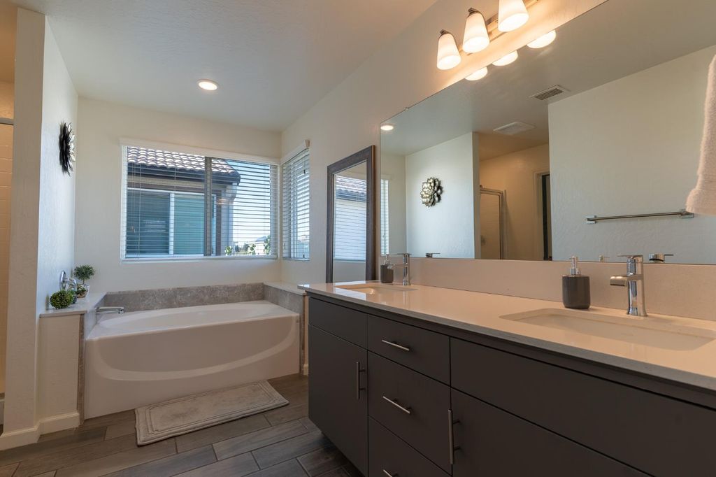 Image 24 of property listing at 3742 Longford Way, Clovis, CA 93619