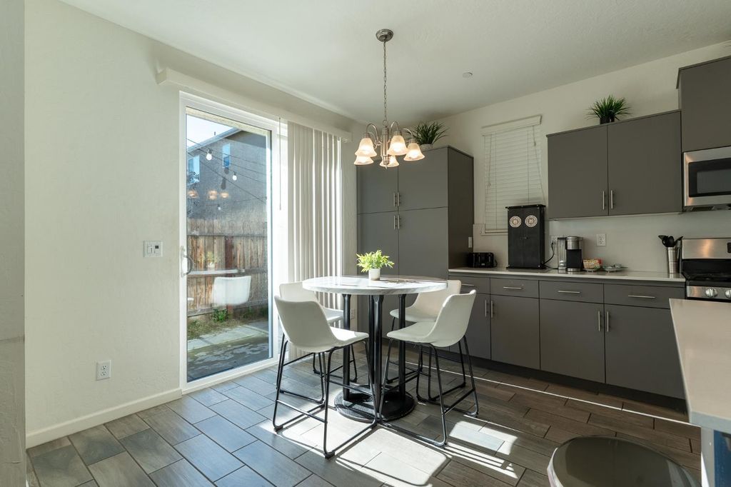 Image 8 of property listing at 3742 Longford Way, Clovis, CA 93619