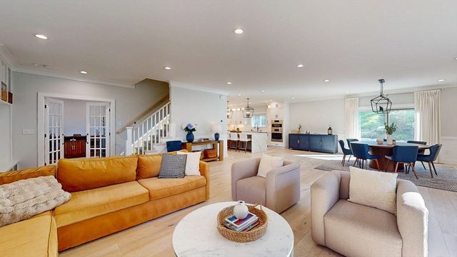 4 Lincoln Ct, Medfield, MA 02052