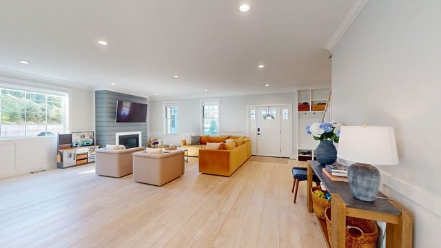 4 Lincoln Ct, Medfield, MA 02052