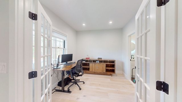 4 Lincoln Ct, Medfield, MA 02052