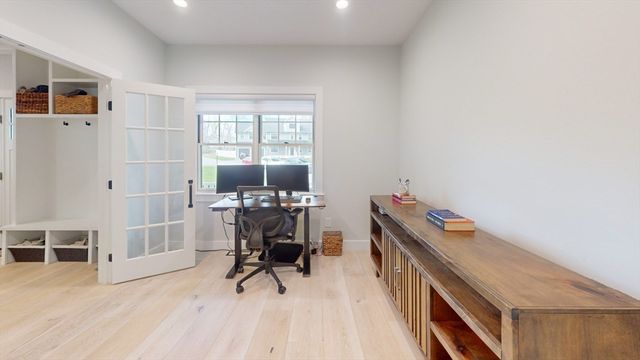4 Lincoln Ct, Medfield, MA 02052