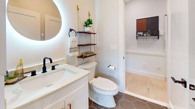 4 Lincoln Ct, Medfield, MA 02052