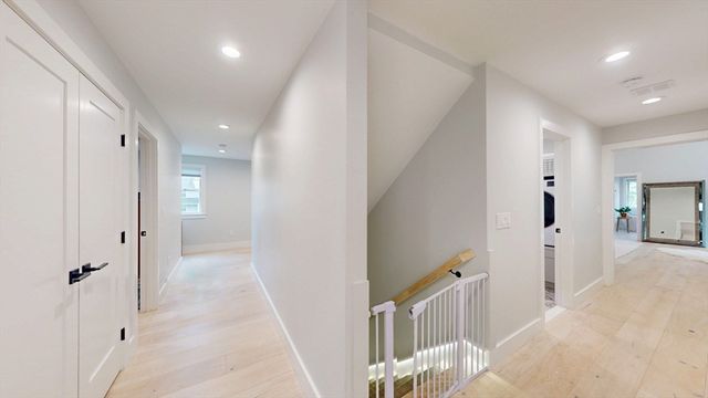 4 Lincoln Ct, Medfield, MA 02052