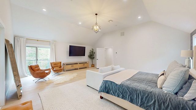 4 Lincoln Ct, Medfield, MA 02052