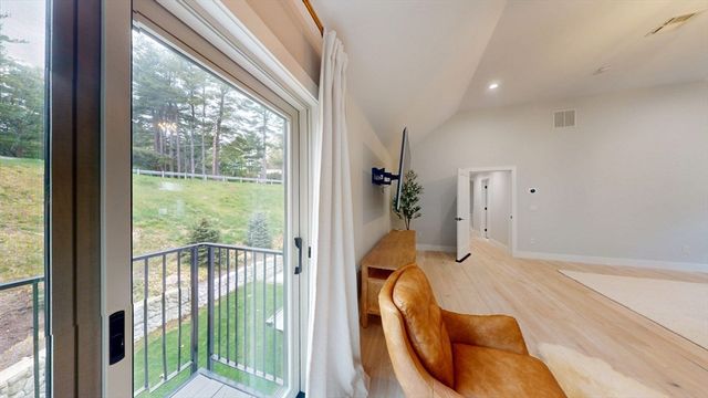 4 Lincoln Ct, Medfield, MA 02052