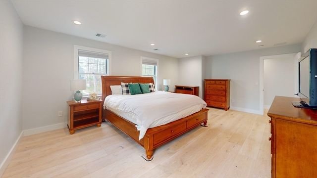 4 Lincoln Ct, Medfield, MA 02052