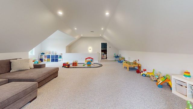 4 Lincoln Ct, Medfield, MA 02052