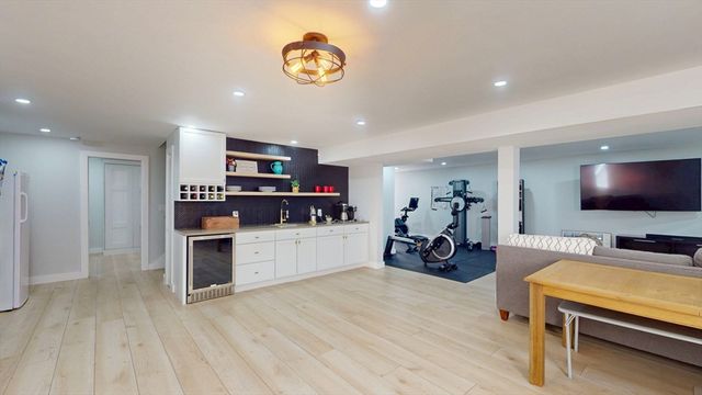 4 Lincoln Ct, Medfield, MA 02052