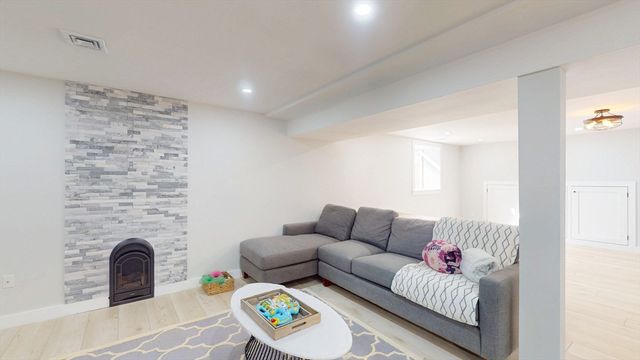4 Lincoln Ct, Medfield, MA 02052