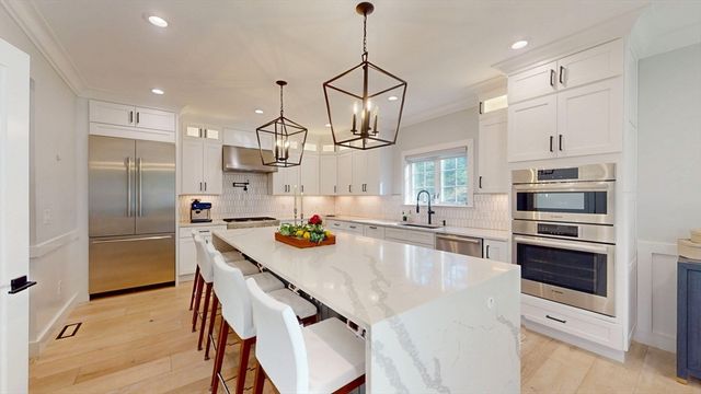 4 Lincoln Ct, Medfield, MA 02052