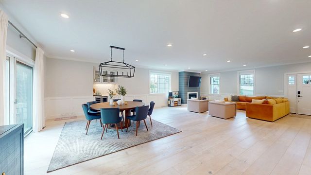 4 Lincoln Ct, Medfield, MA 02052