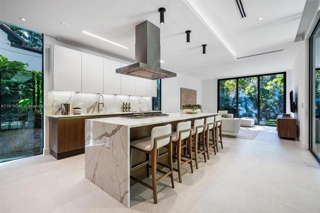 3670 Avocado Ave, Miami, FL 33133