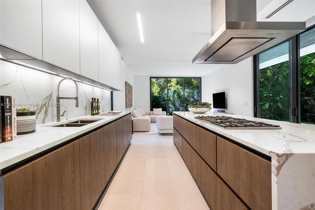 3670 Avocado Ave, Miami, FL 33133