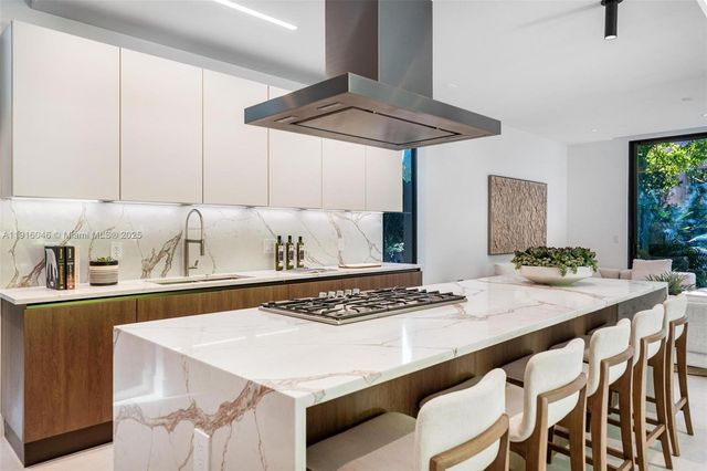 3670 Avocado Ave, Miami, FL 33133