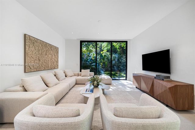 3670 Avocado Ave, Miami, FL 33133