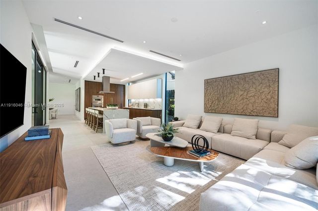 3670 Avocado Ave, Miami, FL 33133