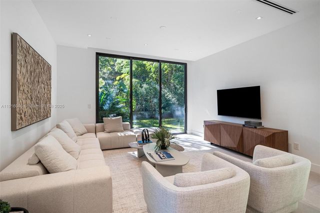 3670 Avocado Ave, Miami, FL 33133