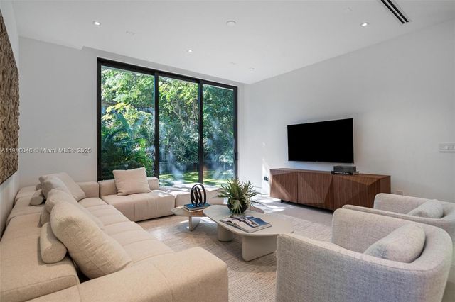 3670 Avocado Ave, Miami, FL 33133