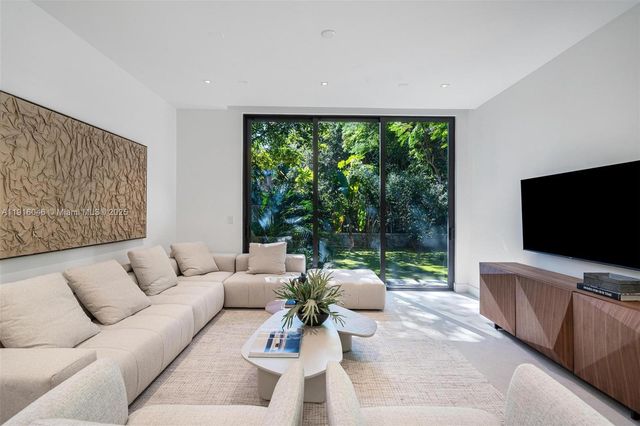 3670 Avocado Ave, Miami, FL 33133