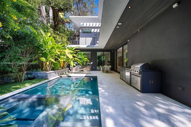 3670 Avocado Ave, Miami, FL 33133