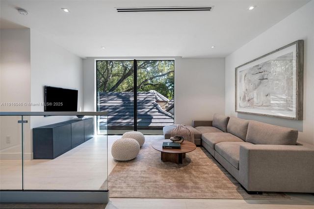 3670 Avocado Ave, Miami, FL 33133