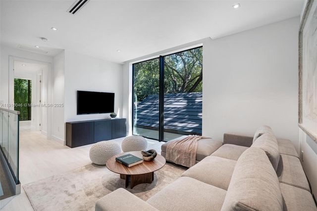 3670 Avocado Ave, Miami, FL 33133