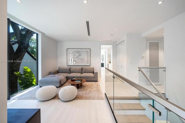 3670 Avocado Ave, Miami, FL 33133