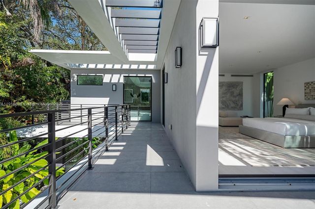 3670 Avocado Ave, Miami, FL 33133