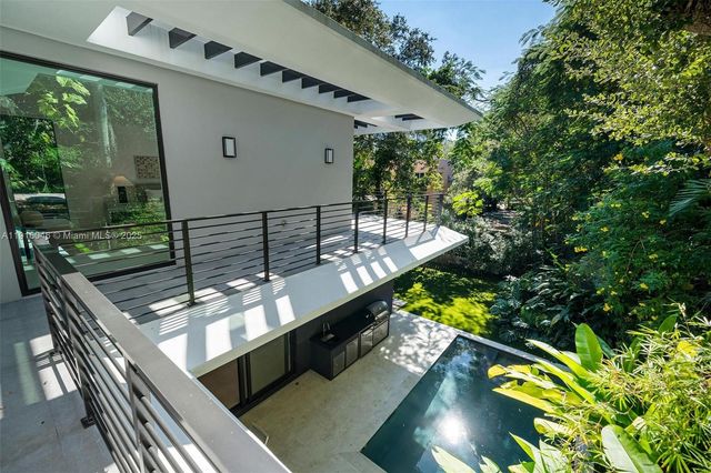 3670 Avocado Ave, Miami, FL 33133