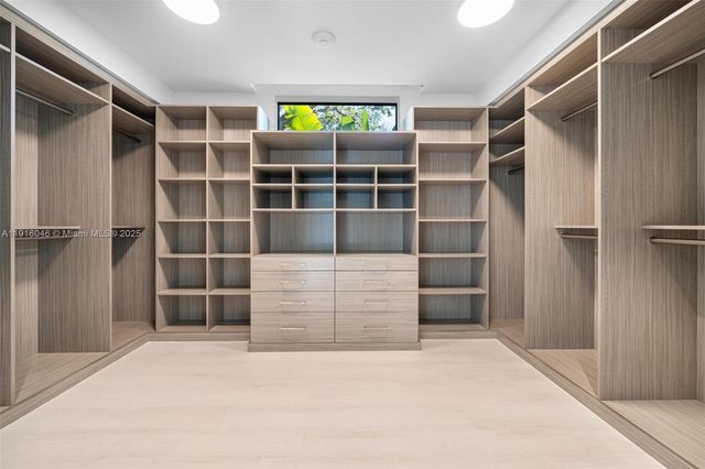 3670 Avocado Ave, Miami, FL 33133