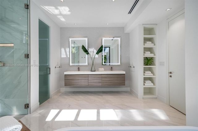 3670 Avocado Ave, Miami, FL 33133