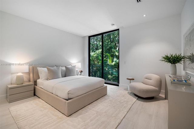 3670 Avocado Ave, Miami, FL 33133