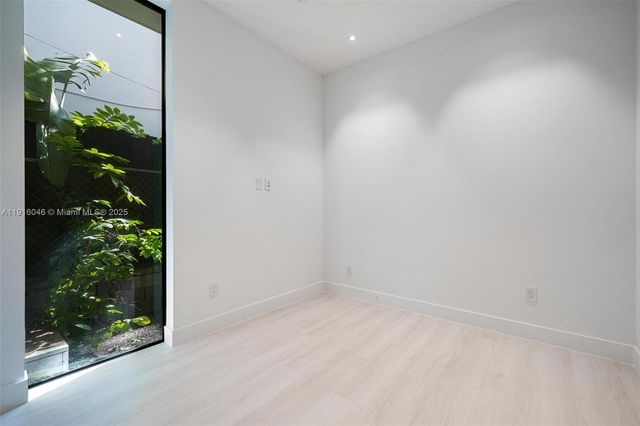 3670 Avocado Ave, Miami, FL 33133