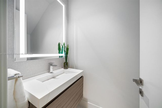 3670 Avocado Ave, Miami, FL 33133