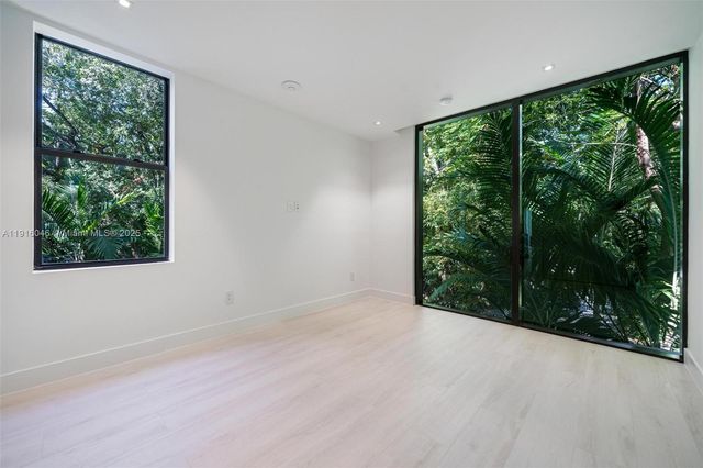 3670 Avocado Ave, Miami, FL 33133